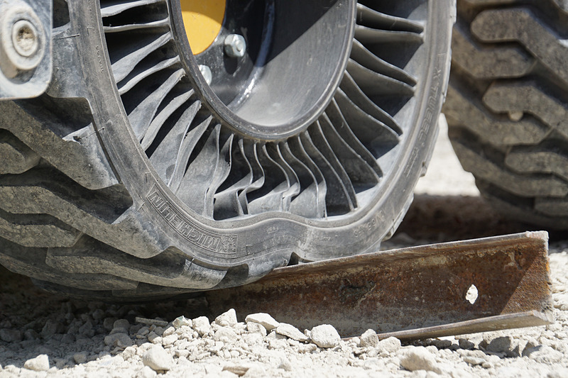 スキッドステアローダー用エアレスタイヤ「MICHELIN X TWEEL SSL」