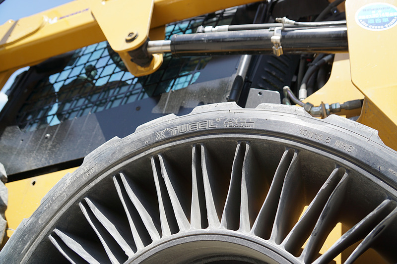 スキッドステアローダー用エアレスタイヤ「MICHELIN X TWEEL SSL」