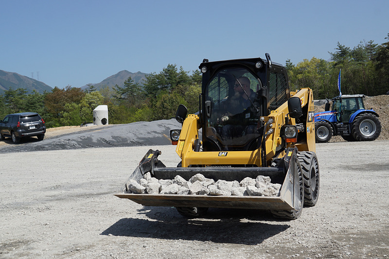 スキッドステアローダーのバケットを岩で満載にして試乗した