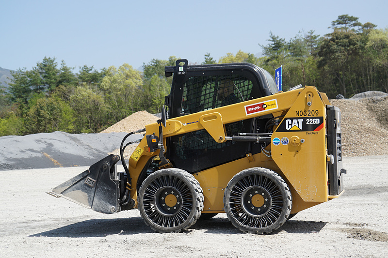 スキッドステアローダーのバケットを岩で満載にして試乗した