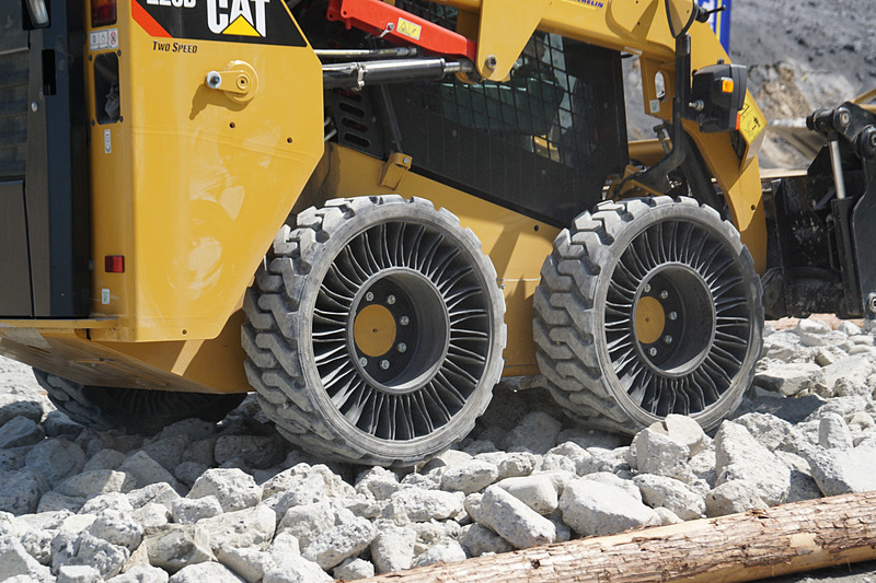 スキッドステアローダー用エアレスタイヤ「MICHELIN X TWEEL SSL」