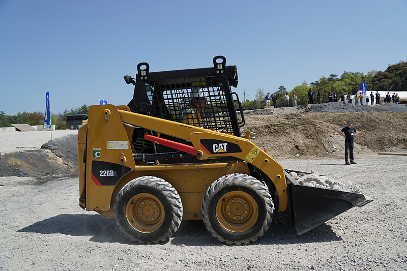 スキッドステアローダーのバケットを岩で満載にして試乗した
