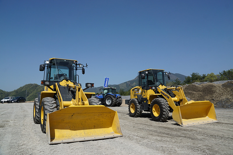 手前がバイアスタイヤを装着、奥側の車両がミシュランのラジアルタイヤを装着