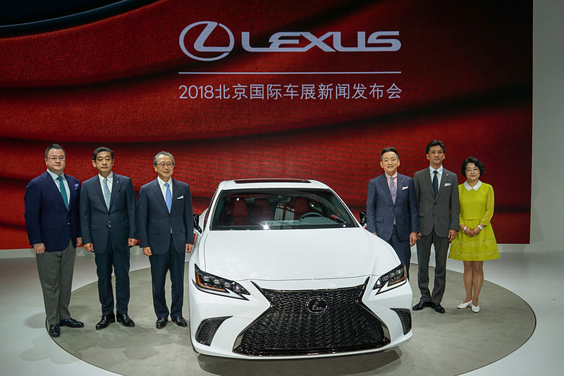 レクサス（トヨタ自動車）は、北京モーターショー 2018で新型「ES」を世界初公開
