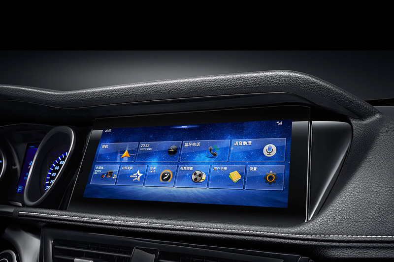 ツートンカラーのインテリアを採用し、先進安全技術やコネクティビティシステムを装備