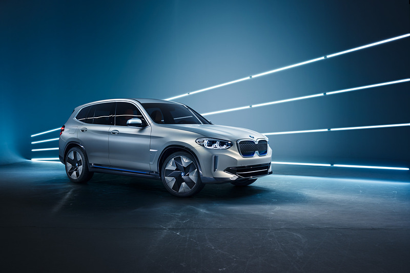 ボディの各所にブルーのアクセントを採用