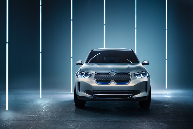 ボディの各所にブルーのアクセントを採用