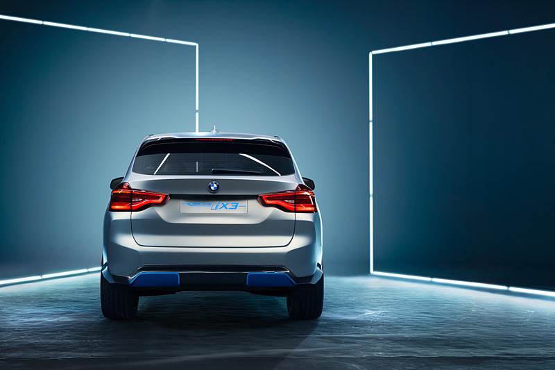 ボディの各所にブルーのアクセントを採用