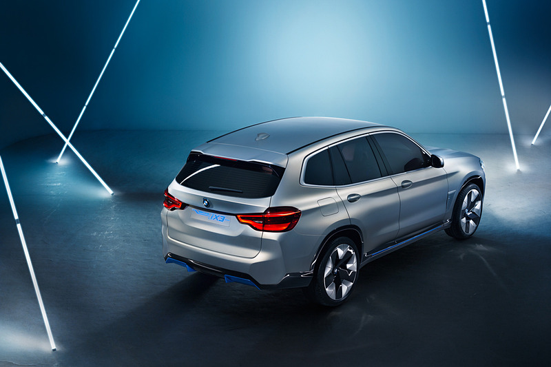 ボディの各所にブルーのアクセントを採用