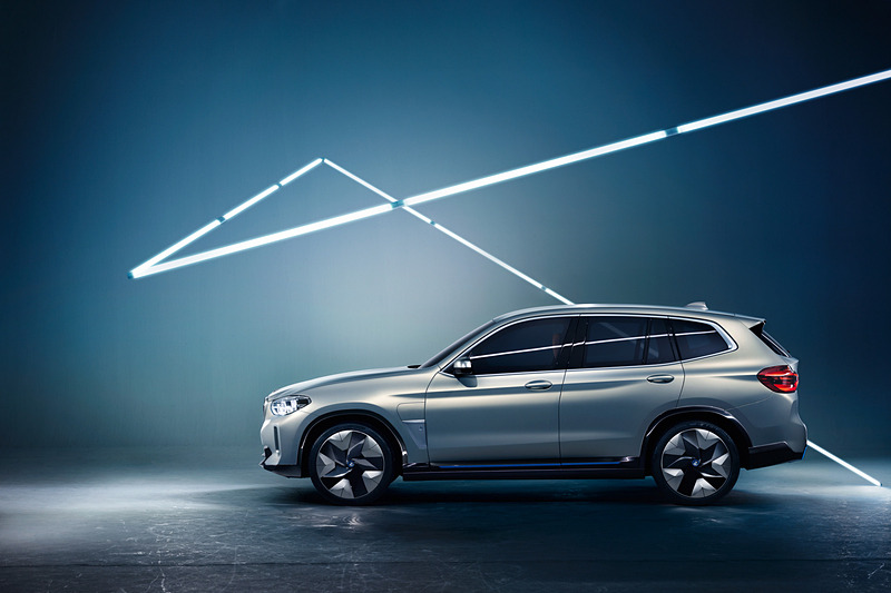 ボディの各所にブルーのアクセントを採用