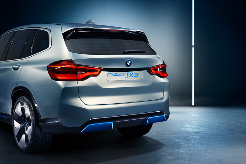 ボディの各所にブルーのアクセントを採用