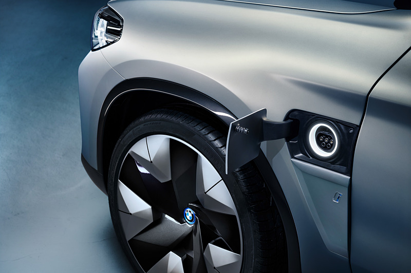 充電ポートはフロントフェンダー部分に設置