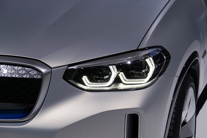 Concept iX3のフロントまわり。閉じたデザインのキドニーグリルが特徴