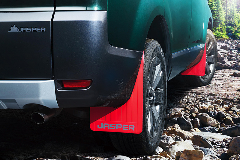 専用オプション「JASPER コンプリートパッケージ」の「マッドフラップ（「JASPER」ロゴ）」（左）と「フロントバンパープロテクターデカール（「DELICA」文字メッキ調）」（右）