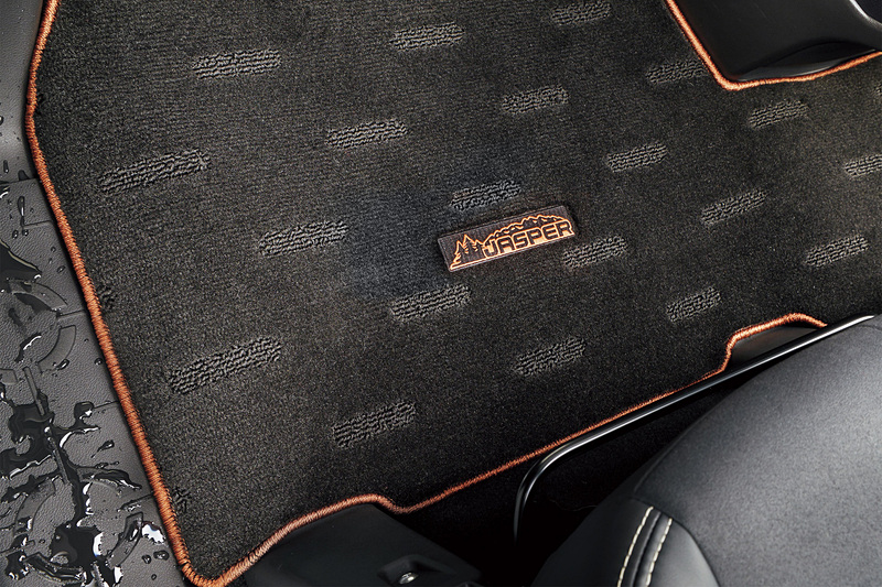 専用オプション「JASPER コンプリートパッケージ」の「フロアマット（ブラック＆ブラウン）」（左）、「シートバンジーコード（ブラウン）」（中央）、「カーゴフェンス（「JASPER」ロゴ）」（右）