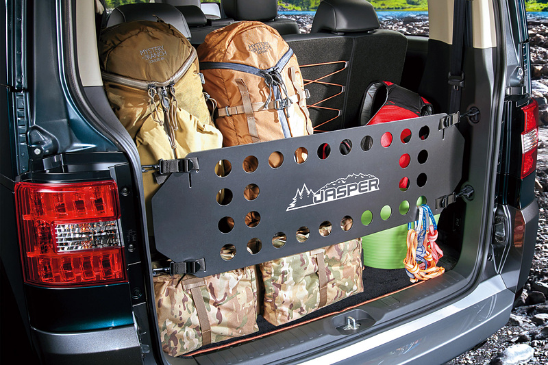 専用オプション「JASPER コンプリートパッケージ」の「フロアマット（ブラック＆ブラウン）」（左）、「シートバンジーコード（ブラウン）」（中央）、「カーゴフェンス（「JASPER」ロゴ）」（右）