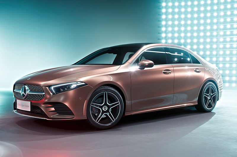 ボディサイズは4609×1796×1460mm（全長×全幅×全高）、ホイールベースは2789mm。絞り込まれたリアエンドでセダン独自のスポーティさを表現する