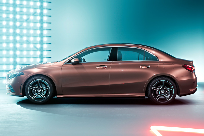 ボディサイズは4609×1796×1460mm（全長×全幅×全高）、ホイールベースは2789mm。絞り込まれたリアエンドでセダン独自のスポーティさを表現する