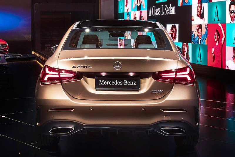 ボディサイズは4609×1796×1460mm（全長×全幅×全高）、ホイールベースは2789mm。絞り込まれたリアエンドでセダン独自のスポーティさを表現する