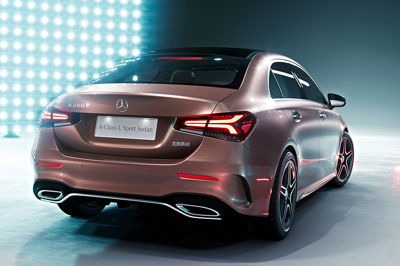 ボディサイズは4609×1796×1460mm（全長×全幅×全高）、ホイールベースは2789mm。絞り込まれたリアエンドでセダン独自のスポーティさを表現する