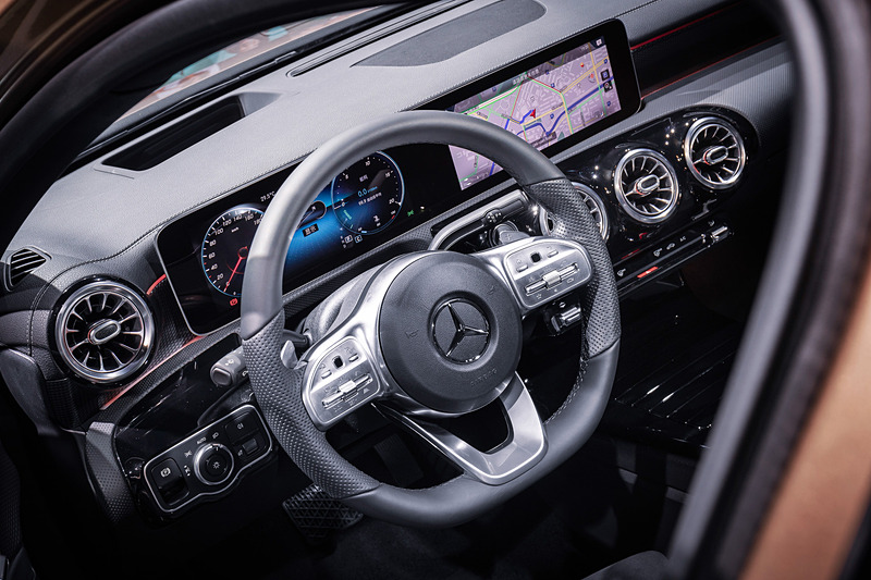 2つの高解像度ディスプレイを使い、AI（人工知能）を搭載する「MBUX」は中国の多彩な方言をカバーして自然音声認識を実現