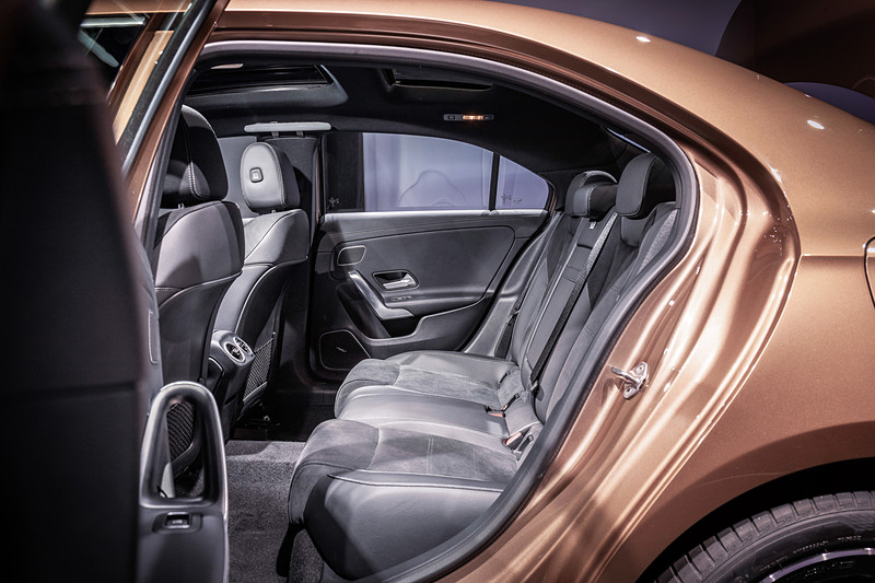 後席乗員のスペースにフォーカスし、ホイールベースをハッチバックモデルから60mm延長