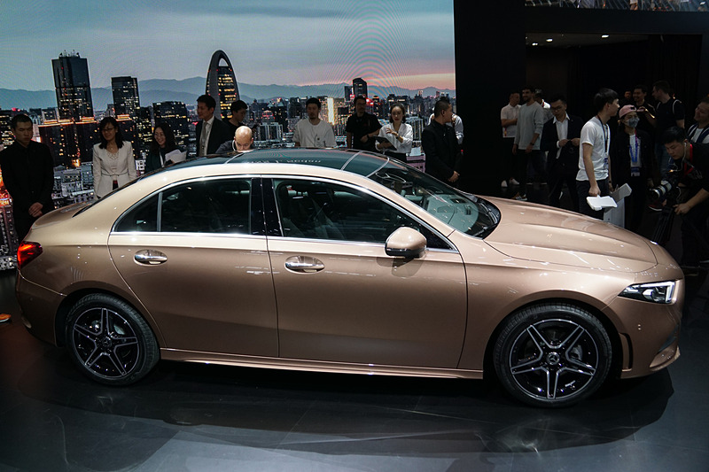 ボディに施された「ローズゴールド」は中国市場向けに専用開発された塗装