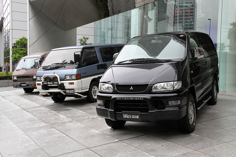 三菱自動車本社の外に展示された2代目～4代目デリカシリーズ