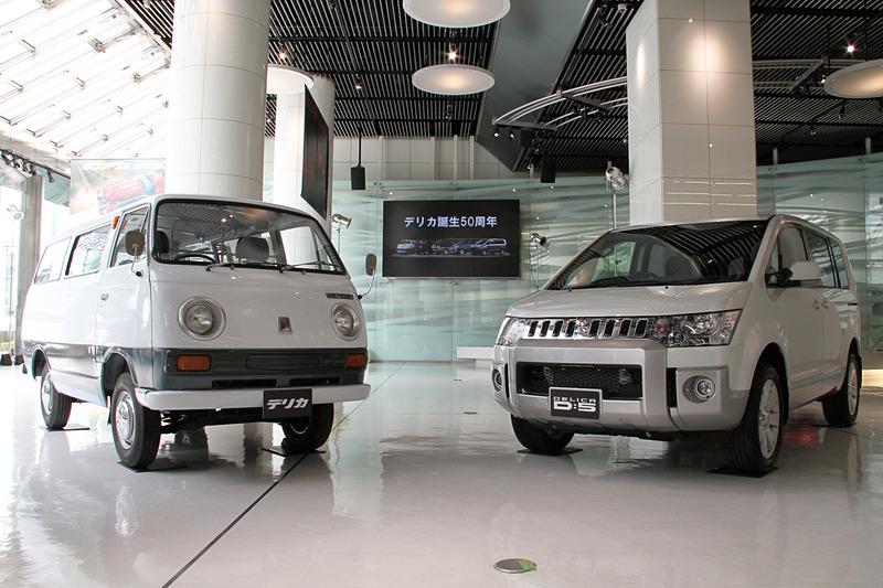 初代デリカ バン（左）と並ぶ2018年式の5代目デリカD：5（右）