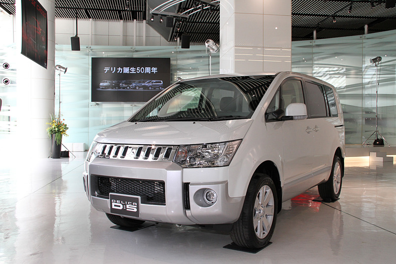 5代目デリカD：5のボディサイズは4730×1795×1870mm（全長×全幅×全高）、車両重量1890kg。価格は353万4840円