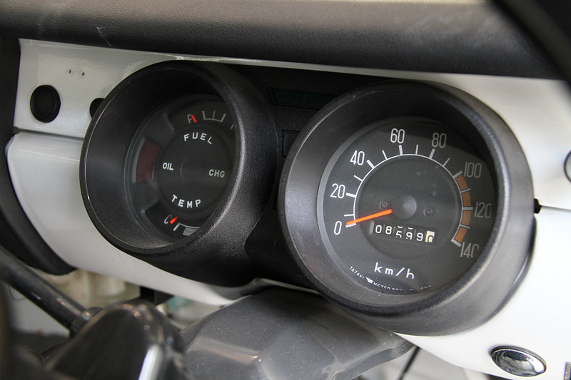 初代デリカ バンのボディサイズは3860×1540×1795mm（全長×全幅×全高）、車両重量990kg。発売当時の参考価格は68万5000円