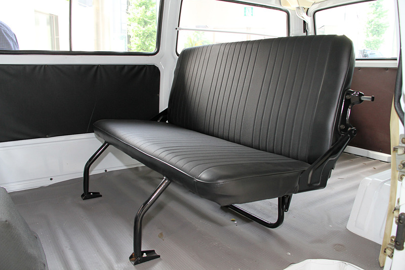 初代デリカ バンのボディサイズは3860×1540×1795mm（全長×全幅×全高）、車両重量990kg。発売当時の参考価格は68万5000円