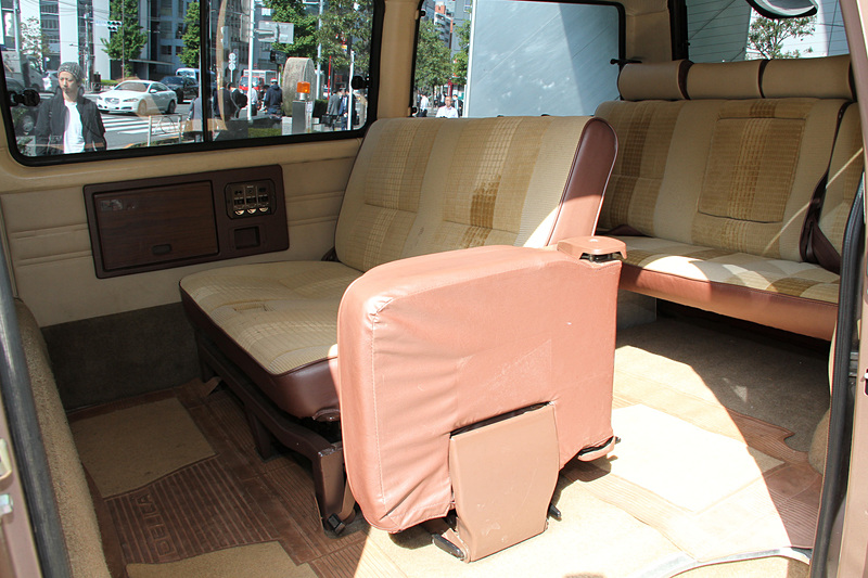 2代目デリカ スターワゴンのボディサイズは4130×1695×1975mm（全長×全幅×全高）、車両重量1240kg。発売当時の参考価格は151万4000円