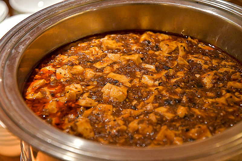 目の前で切り分けてくれるローストビーフや名物の麻婆豆腐、スイーツなどの食べ放題も