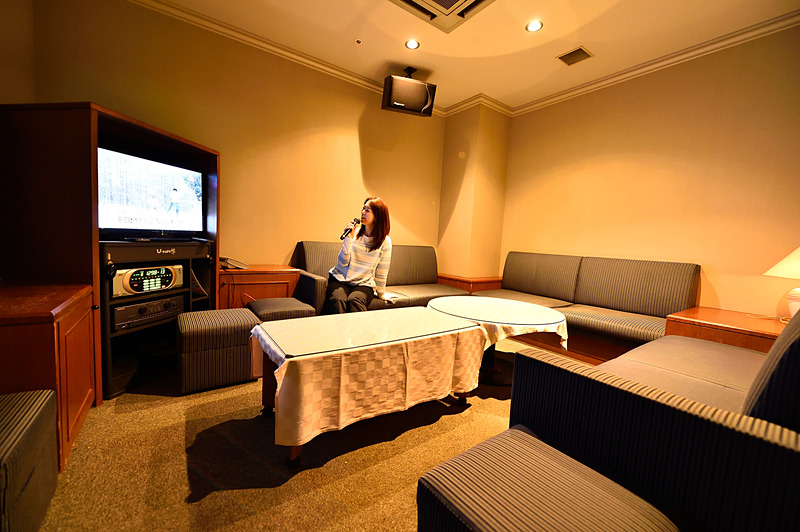 ブルーノートの奥にはカラオケルームも。気の合う仲間や家族と気兼ねなく楽しめます