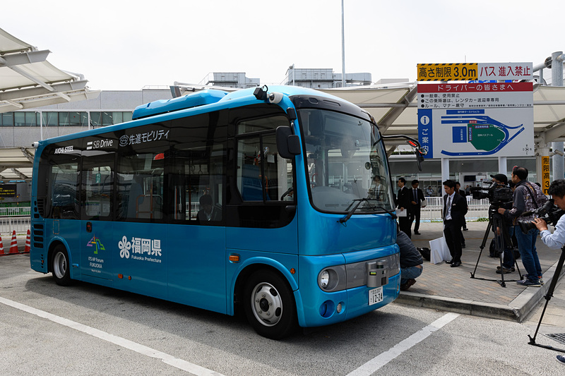 「ITSフォーラム 2018 福岡」仕様となったSBドライブの自動運転バス「日野 ポンチョ」