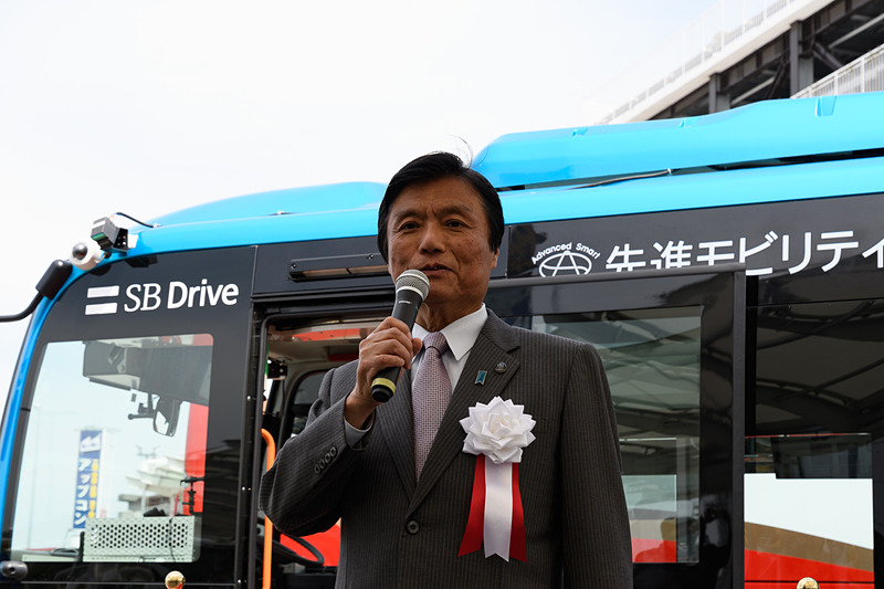 慎重ながらも自動運転バス導入への期待を述べる福岡県知事 小川洋氏