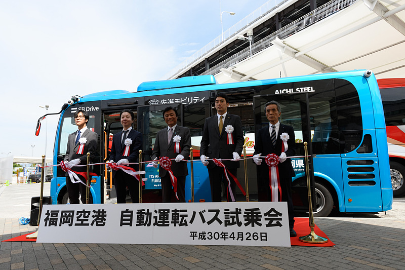 無事テープカットが行なわれた