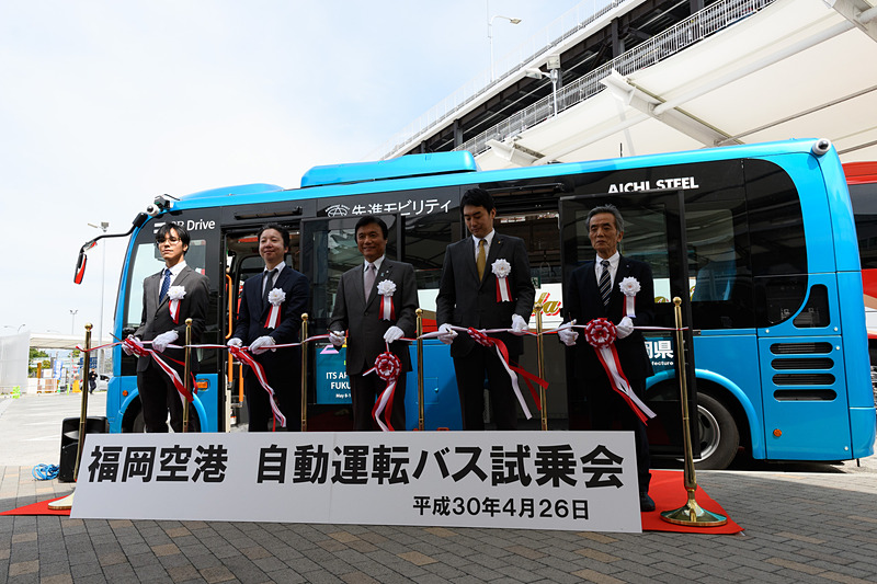 無事テープカットが行なわれた