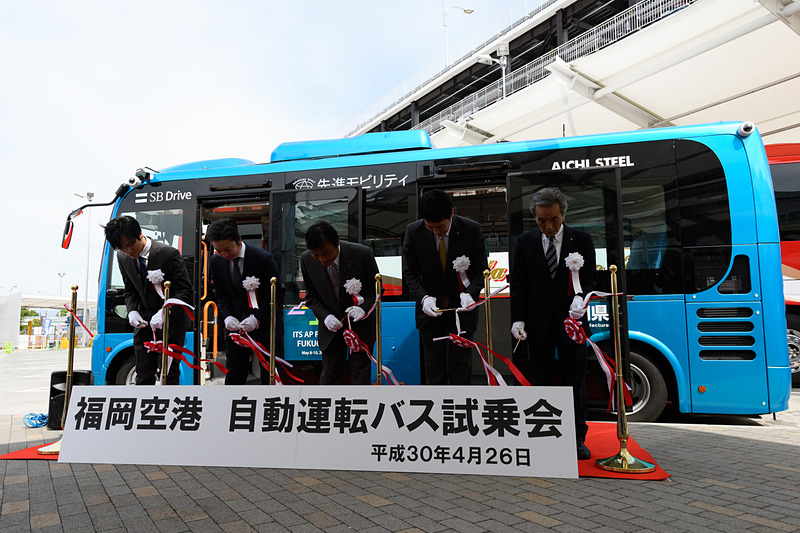 無事テープカットが行なわれた