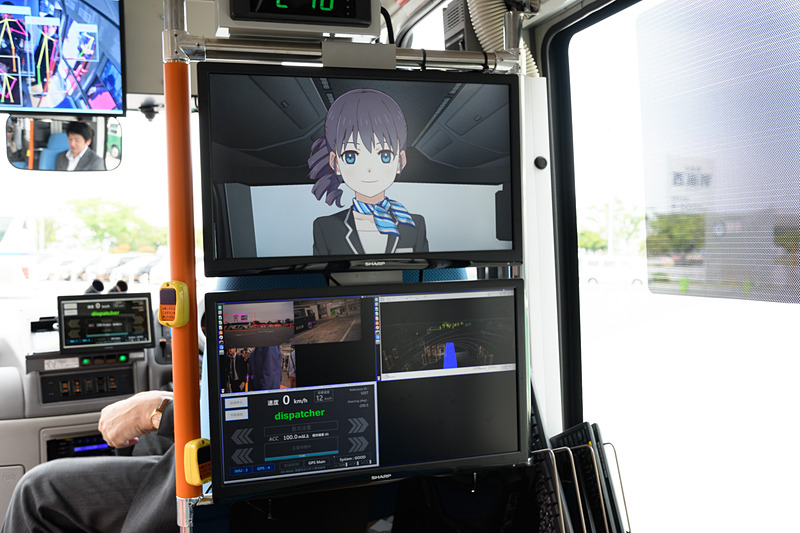 毎回変わるモニタ配置。だんだんディスプレイが増えてきている気がする