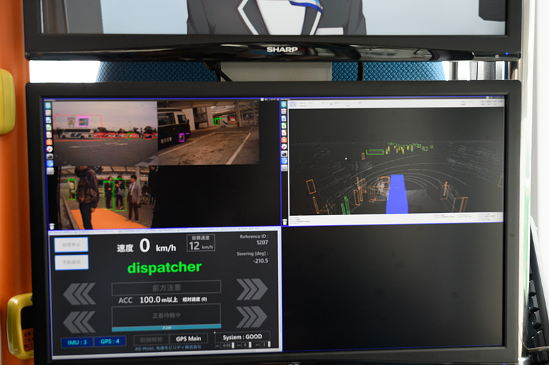 左上が車外映像。ディープラーニングによってオブジェクト認識されている