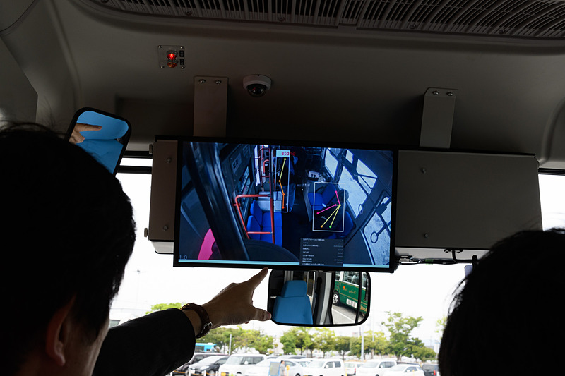 運転席は極めて普通。ちょっとモニタが多い程度