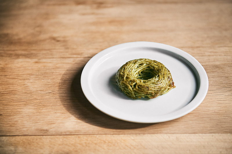 ドーナツパスタはボロネーゼ味（左）、ジェノヴェーゼ味（右）の2種類を用意