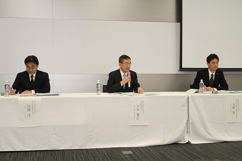 4月27日に行なわれた会見には、株式会社SUBARU 代表取締役社長の吉永泰之氏（中央）に加え、株式会社SUBARU 取締役専務執行役員 加藤洋一氏（左）、株式会社SUBARU 常務取締役員 品質保証本部長 大崎篤氏（右）の3人が登壇
