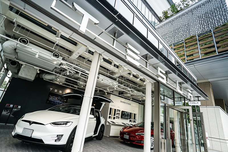 6月10日まで「MARK IS みなとみらい」に期間限定でオープンする「テスラデザインスタジオ横浜」。展示車両は「モデル X」（手前）と「モデル S」（奥）