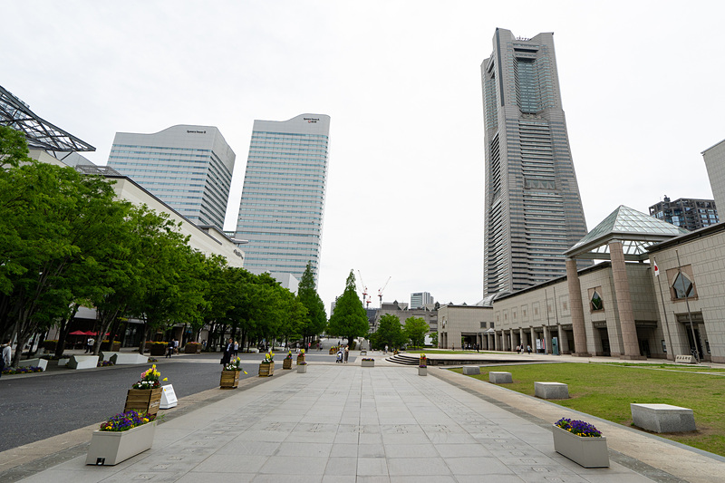 向かいは「横浜美術館」で「ランドマークタワー」も近い