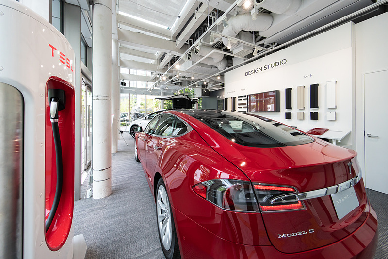 テスラデザインスタジオ横浜の内部。モデル Xとモデル Sが展示されている