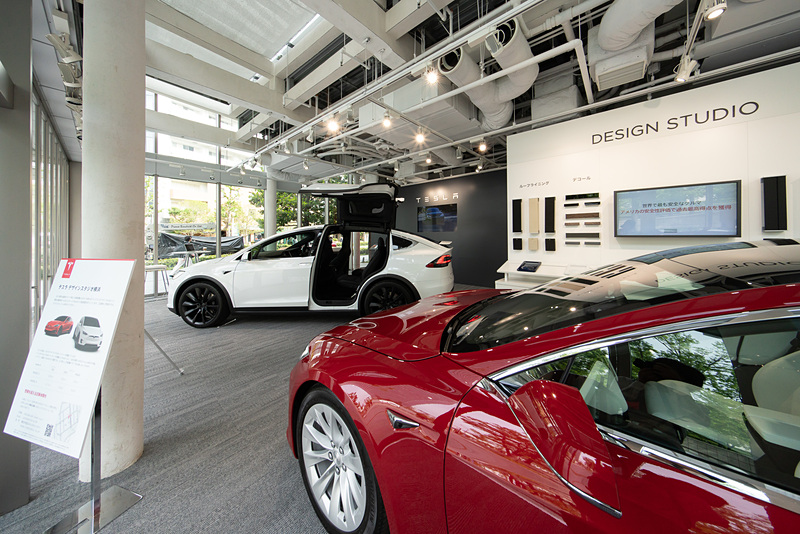 テスラデザインスタジオ横浜の内部。モデル Xとモデル Sが展示されている