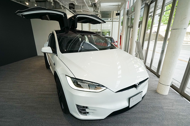 モデル X。ファルコンウイングが目立つ